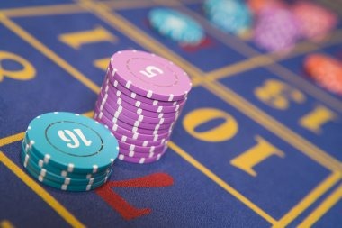 Poker table interface on bolacamar mobile app showing seat positions and player stacks